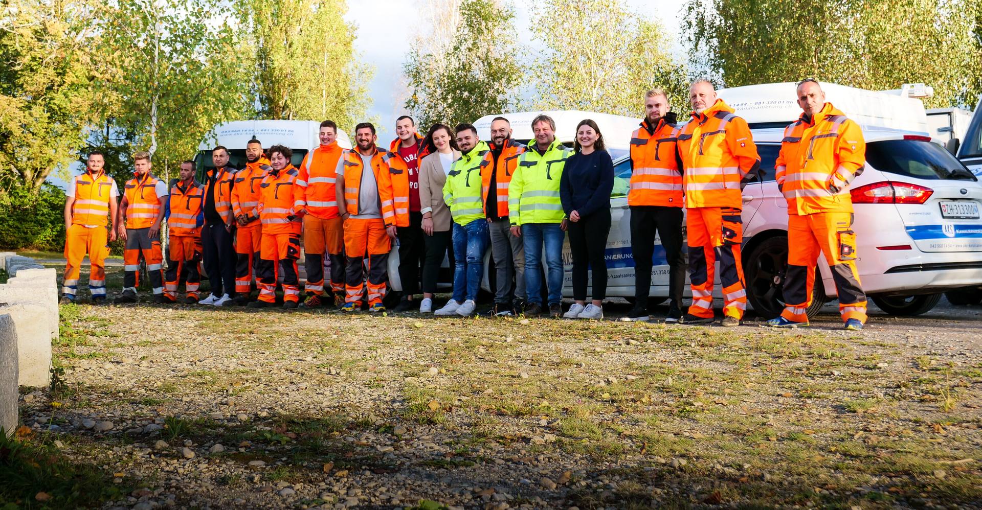 Team der Kanal Blitz GmbH vor dem Einsatzfahrzeug in Dübendorf